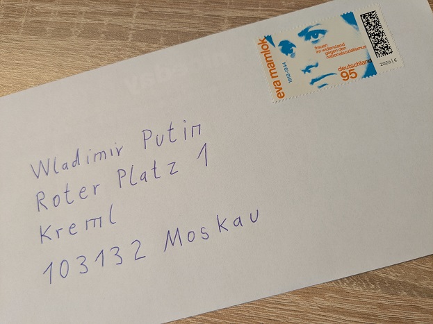 In einem handschriftlichen Brief werden Putin die Kosten des Ukraine-Krieges präsentiert und um Zahlung gebeten.