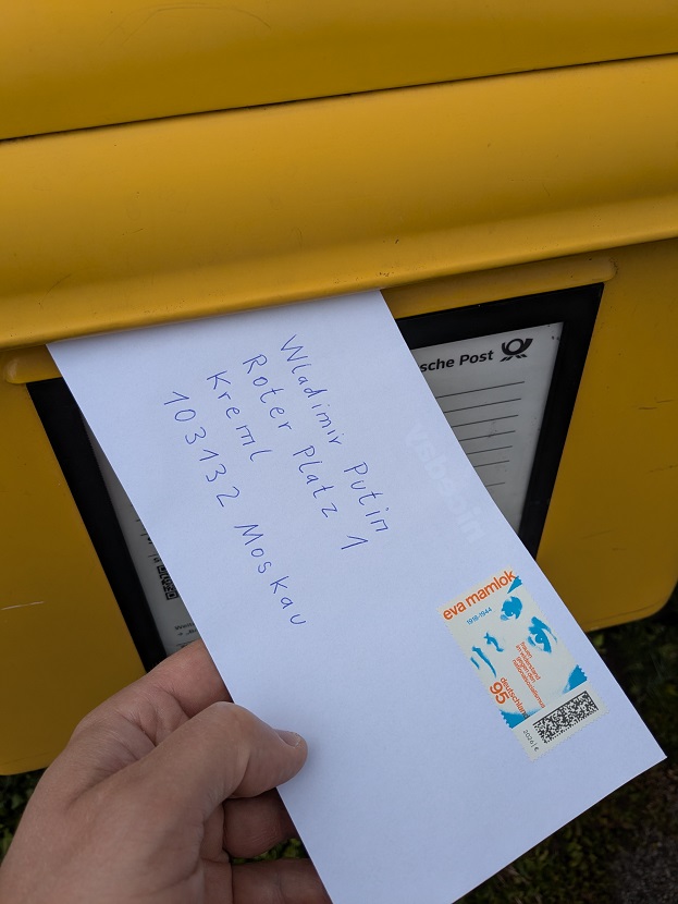 In einem handschriftlichen Brief werden Putin die Kosten des Ukraine-Krieges präsentiert und um Zahlung gebeten.