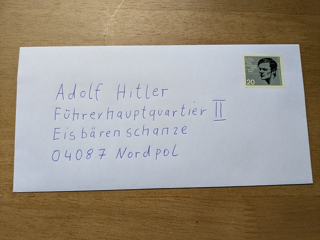 In einem handschriftlichen Brief werden Hitler die Kosten des zweiten Weltkrieges präsentiert und um Zahlung gebeten.