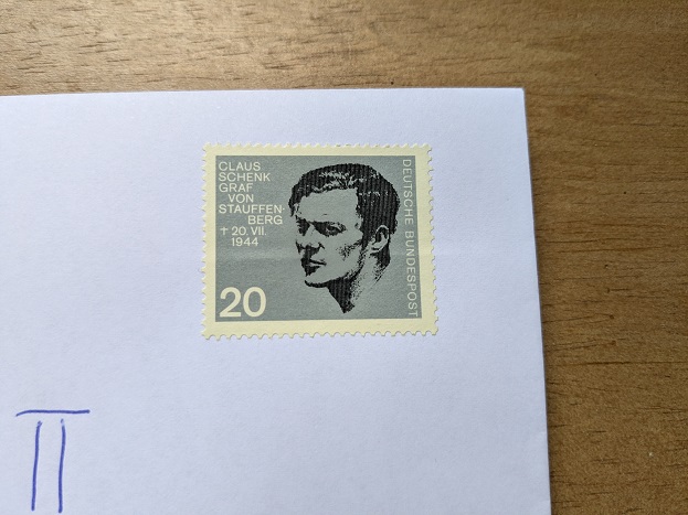 In einem handschriftlichen Brief werden Hitler die Kosten des zweiten Weltkrieges präsentiert und um Zahlung gebeten.