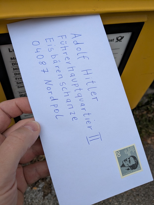 In einem handschriftlichen Brief werden Hitler die Kosten des zweiten Weltkrieges präsentiert und um Zahlung gebeten.